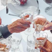 Un grupo de personas sosteniendo copas de vino