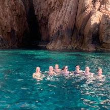 eine Gruppe von Menschen im Wasser in einer Höhle