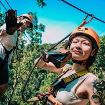due persone su una teleferica nella foresta