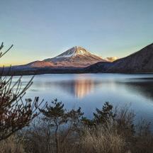 gunung yang duduk di atas badan air