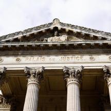 un edificio con colonne e un cartello sopra