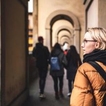 en kvinde går ned ad en gang med en gruppe mennesker