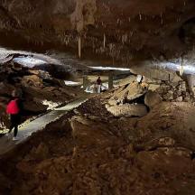 eine Gruppe von Menschen, die in einer Höhle spazieren gehen
