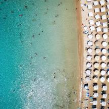 vista aèria d'una platja amb para-sols i l'oceà