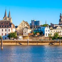 en vy över en stad med en flod och byggnader