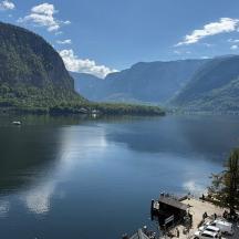 ein großes Gewässer mit Bergen im Hintergrund