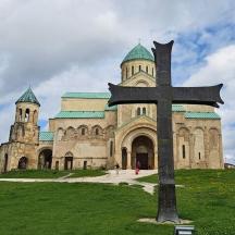 en stor kirke med et kors foran