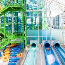 uno scivolo d'acqua in un edificio con piscina