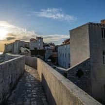 Blick auf eine Stadt von einer Mauer in der Nähe des Ozeans