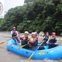 sekumpulan orang dalam rakit di sungai