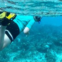 eine Person schwimmt im Wasser