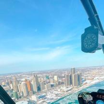 une vue d'une ville depuis l'intérieur d'un avion