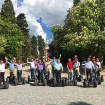 Grupa ludzi jadących na segwayach