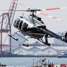 un elicottero che vola sopra l'acqua vicino a una nave
