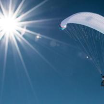 en person, der flyver på himlen med en faldskærm