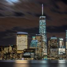 una vista dello skyline di una città di notte