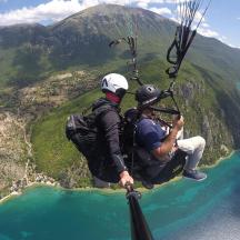Δύο άνθρωποι κάνουν αλεξίπτωτο πάνω από το νερό