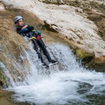 un uomo in bicicletta in cima a una cascata