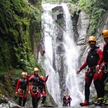 un groupe de personnes debout devant une cascade