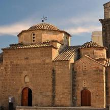 una església amb una torre i una creu a sobre