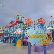 ein großer Wasserpark mit Achterbahn