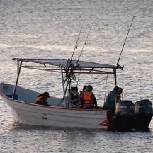 un gruppo di persone su una barca in acqua