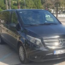 un furgone nero parcheggiato in un parcheggio