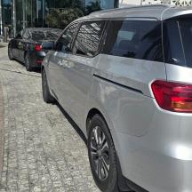 sebuah kereta berwarna perak diletakkan di tepi jalan
