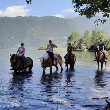 eine Gruppe von Menschen, die im Wasser reiten