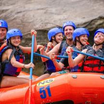 un grup de oameni face rafting pe un râu