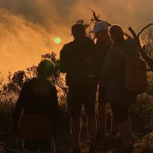 eine Gruppe von Menschen steht vor einem Feuer