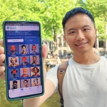 男性が携帯電話を掲げている