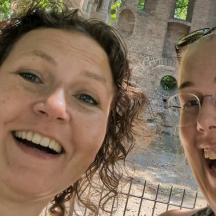 to kvinder står smilende ved siden af hinanden