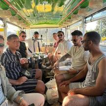 un grup d'homes asseguts en un autobús