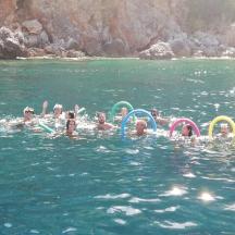 un grup de persones nedant a l'aigua
