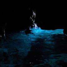 una cova fosca amb aigua blava