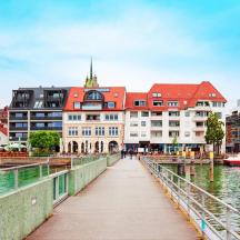 eine Brücke über ein Gewässer mit einem Gebäude
