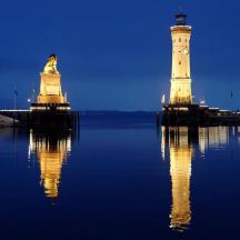 ein Leuchtturm und eine Statue im Wasser