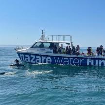 eine Gruppe von Menschen auf einem Boot im Wasser