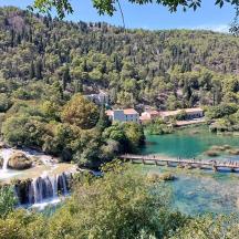 un train voyageant sur une rivière avec une cascade