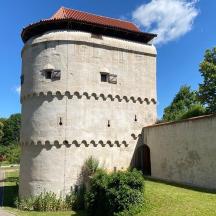 una torre alta amb teulada a la part superior d'un edifici