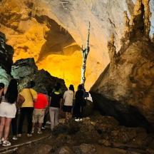 Un grupo de personas de pie en una gran cueva.
