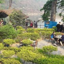 un grup de persones assegudes a una taula en un jardí