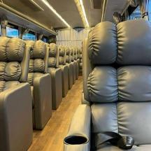 una fila de seients buits en un tren