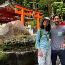 ein Mann und eine Frau stehen vor einem Brunnen