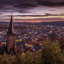 ein Kirchturm auf einer Stadt bei Nacht