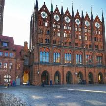 ein großes Backsteingebäude mit einem Uhrenturm