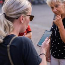 zwei Frauen schauen auf ein Handy
