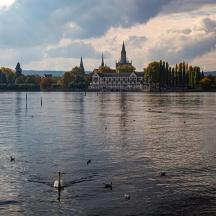 ein großes Gebäude auf dem Wasser mit Enten darin