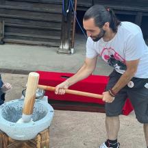 ein Mann und ein Kind spielen mit einem Baseballschläger